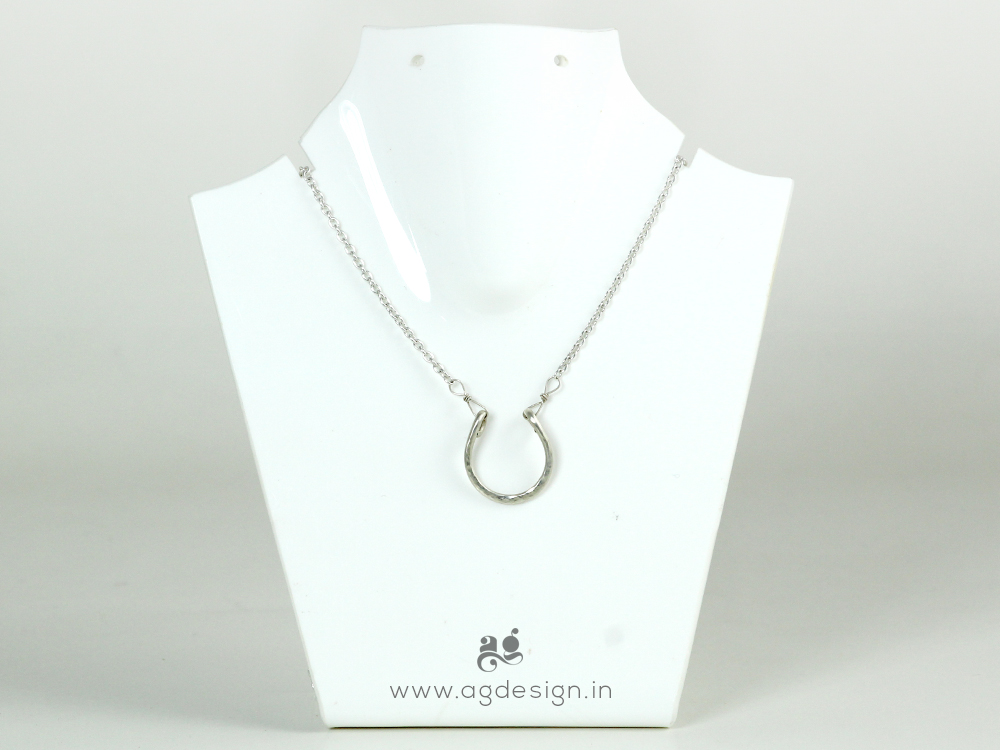 Lucky Horseshoe Necklace– Falling for dainty