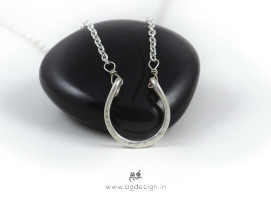 Horseshoe necklace sterling silver front