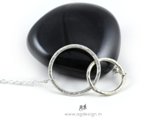 Interlocking circle necklace silver Front