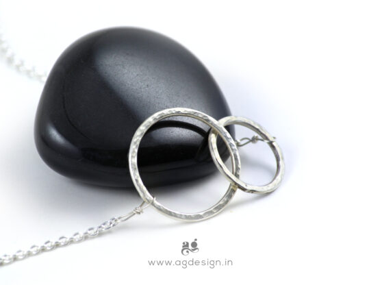 Interlocking circle necklace silver Side