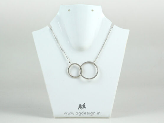Interlocking circle necklace silver Stand